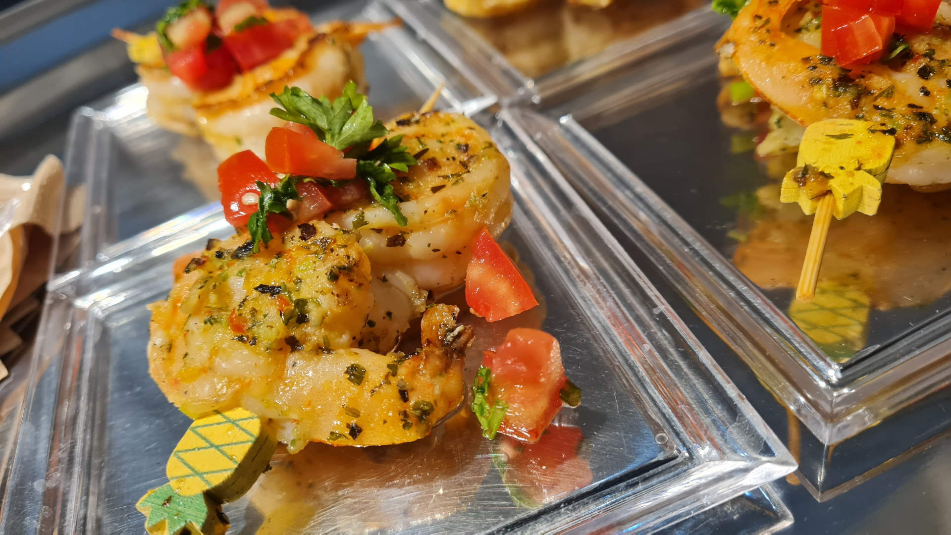 Grilled shrimp canapés with fresh tomato and herbs